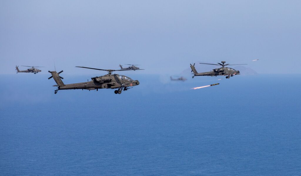 تاریخچه هلیکوپتر آپاچی بهترین هلیکوپتر تهاجمی جهان 4 هلیکوپتر AH-64D Apache