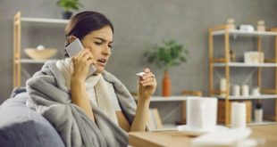 سخن بگویید‌کردن خانم با تلفن در حالت بیماری برای خواست مرخصی استعلاجی