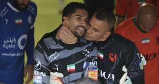 عکس‌| بوسه جالب یک پرسپولیسی به صورت حسینی