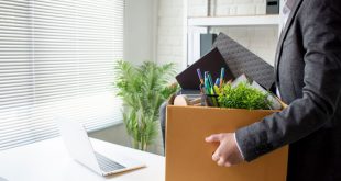 مردی در حال ترک شغلش بعد از نوشتن استعفا نامه